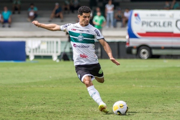 Foto: Robson Mafra/AGIF – Egídio amargou erros defensivos contra o Avaí e pode ser “arma” do Santos na Copa do Brasil