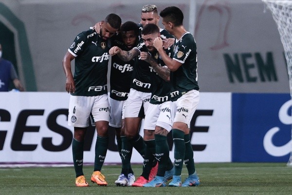 Ettore Chiereguini/AGIF/ Palmeiras comemorando gol na Copa Libertadores. 