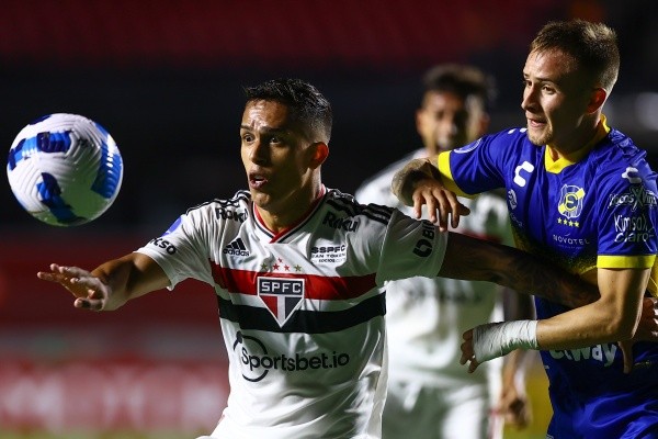 Foto: Marcello Zambrana/AGIF – Lateral-direito Igor Vinícius tem contrato no Morumbi expirando em dezembro