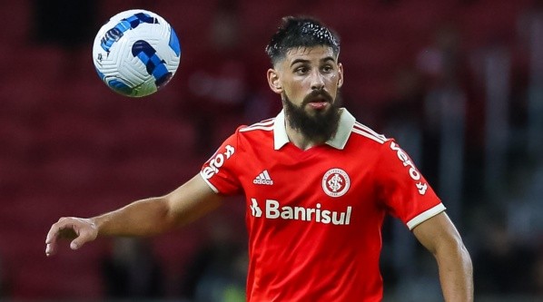Bruno Méndez com a camisa do Internacional (Foto: Pedro H. Tesch/AGIF)