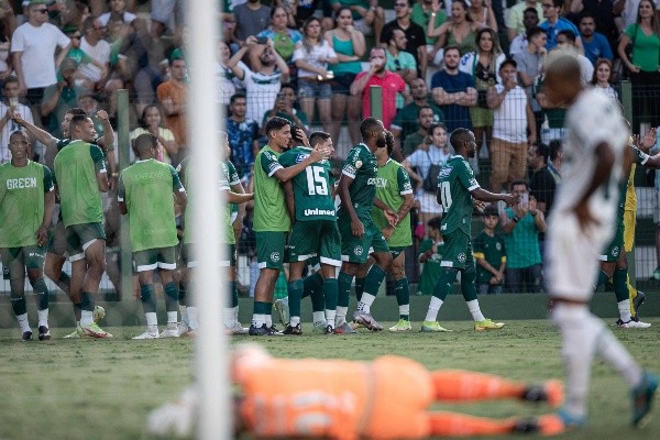 Foto: (Heber Gomes/AGIF) - Weverton ficou no chão após a dividida com o jogador adversário no gol marcado contra o Palmeiras