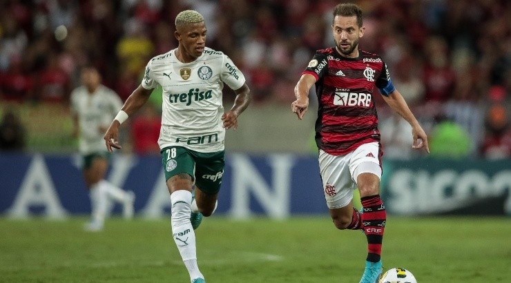  Foto: AGIF/AGIF - Danilo teve boa atuação no 0 a 0.