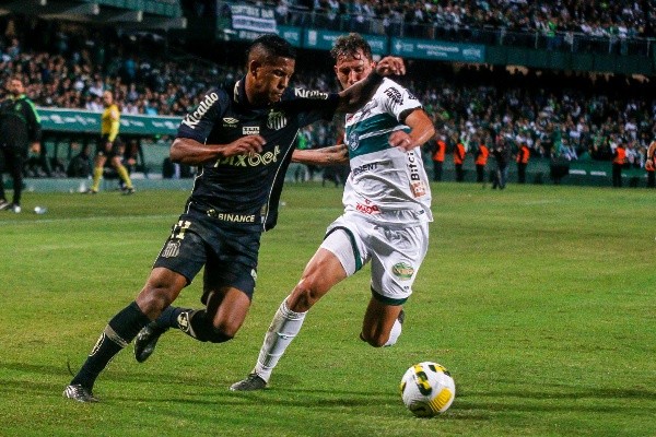 Foto: Gabriel Machado/AGIF – Peixe perdeu no jogo de ida contra o Coritiba pela Copa do Brasil