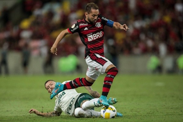 Foto: AGIF/AGIF - Partida teve lances polêmicos.