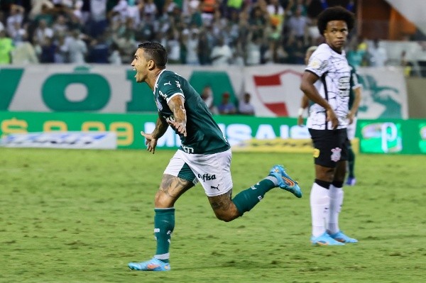 ( Foto: Marcello Zambrana/AGIF) Dudu celebra vitória do Palmeiras contra o Corinthians