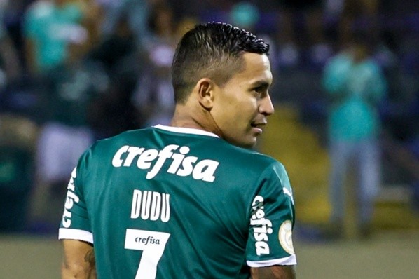 ( Foto: Marcello Zambrana/AGIF) Dudu celebra vitória do Palmeiras contra o Corinthians