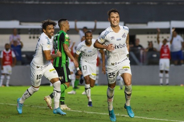 Foto: Fernanda Luz/AGIF – O Santos assumiu a liderança ao fim da terceira rodada da Série A