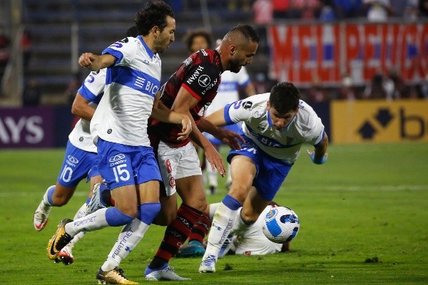 PhotoSport/AGIF/ Universidad Católica e Flamengo, em duelo válido pela Libertadores. 