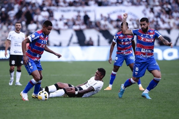 Foto: Ettore Chiereguini/AGIF – Paulinho sente lesão no joelho e, imediatamente, é substituído contra o Fortaleza