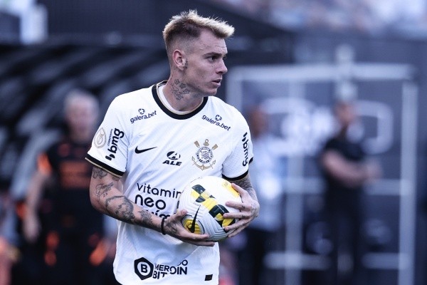 Foto: Ettore Chiereguini/AGIF – Róger Guedes foi tema da coletiva de Fábio Santos
