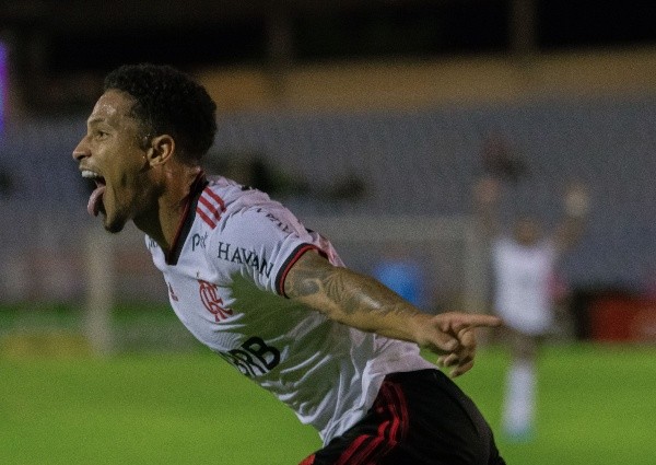 Foto: Aldo Carvalho/AGIF – João Gomes ficou de fora da relação do Flamengo por desgaste muscular