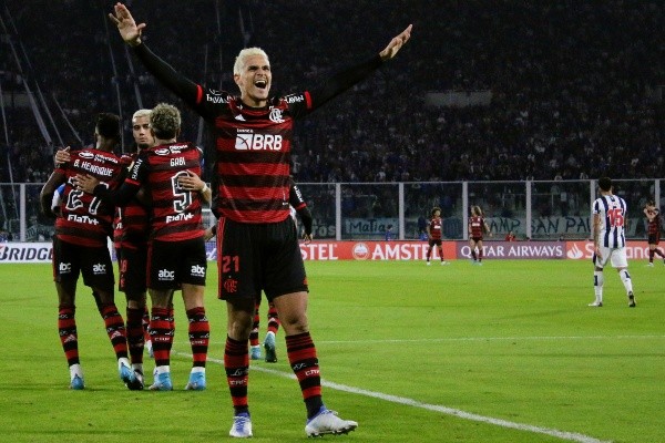 Foto: Fotobairesarg/AGIF – Pedro marcou o gol de empate do Flamengo