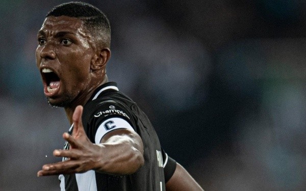 Foto: Jorge Rodrigues/AGIF – Kanu perdeu espaço no Botafogo e não descarta uma mudança de ares em 2023