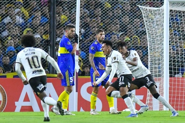 Foto: Fotobairesarg/AGIF | Du Queiroz comemora seu gol durante partida contra o Boca Juniors