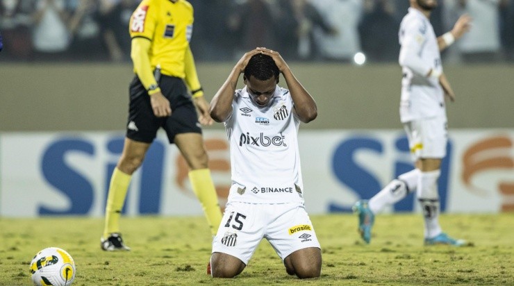  Raul Baretta/AGIF - Bryan Angulo foi alvo de fortes críticas no Santos. 