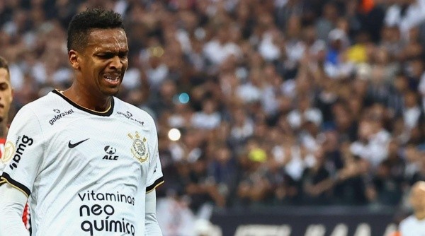 Jô não veste mais a camisa do Corinthians (Foto: Marcello Zambrana/AGIF)