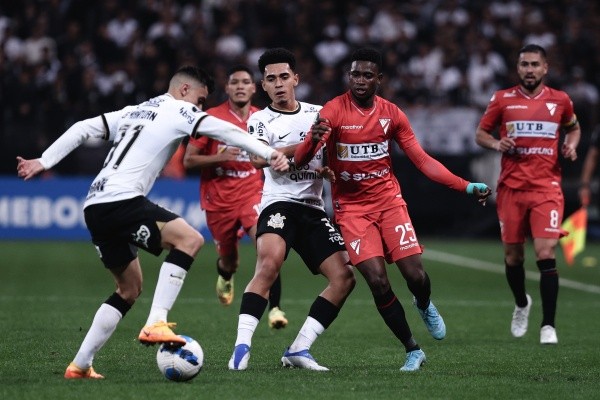 Ettore Chiereguini/AGIF/ Corinthians em campo. 