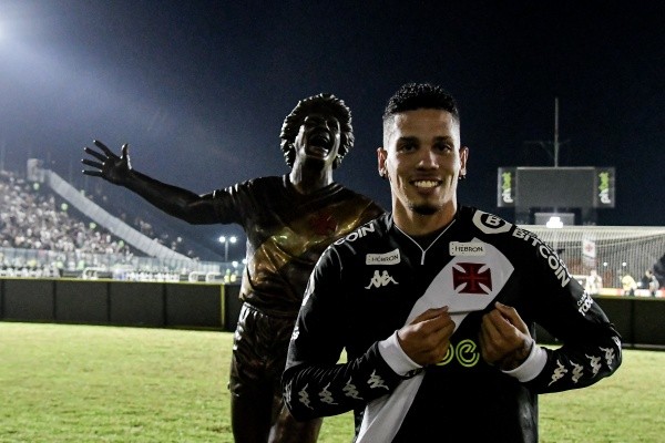 Foto: Thiago Ribeiro/AGIF – Pedrinho é cria do Vasco e está próximo de retornar ao futebol brasileiro