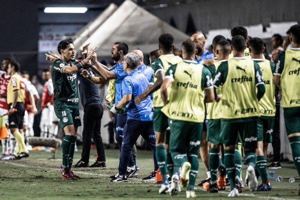 Foto:Raul Baretta/AGIF – Gustavo Gómez fez o gol do Palmeiras na Vila Belmiro