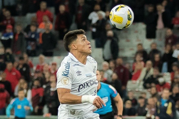 Foto: Robson Mafra/AGIF – Marcos Leonardo estaria fechando com o Liverpool