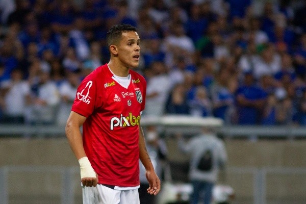 Foto: Fernando Moreno/AGIF – Wallisson, da Ponte Preta, estaria em estágio avançado de negociação com Flamengo
