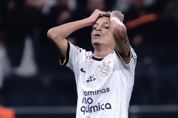 Adson foi colocado na ''roda'' por torcedores do Corinthians - Foto: Ettore Chiereguini/AGIF