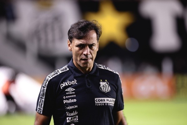 Foto: Ettore Chiereguini/AGIF – A tendência é de que o treinador argentina siga no cargo