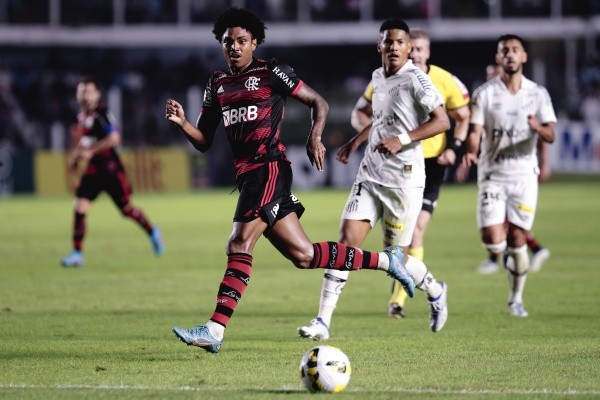  Ettore Chiereguini/AGIF/ Santos e Flamengo em campo. 
