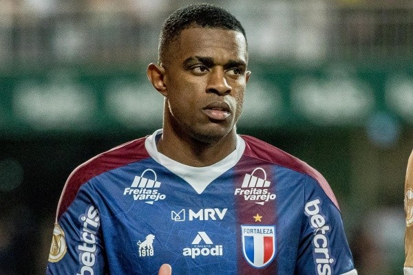 Foto: Robson Mafra/AGIF – Benevenuto, zagueiro titular de Vojvoda, também está na pauta da torcida e diretoria do Peixe