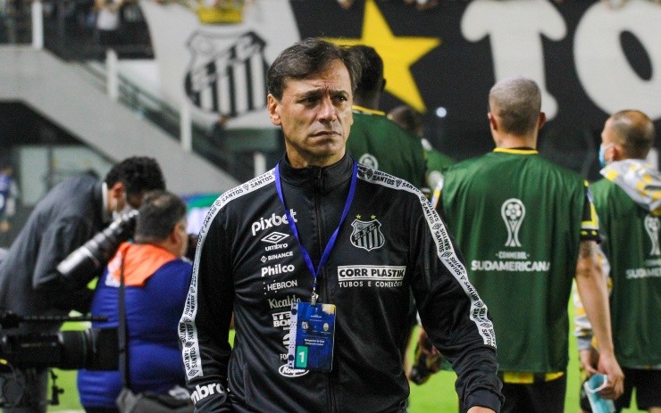 Fernanda Luz/AGIF – Fabian Bustos, na época em que era técnico do Santos