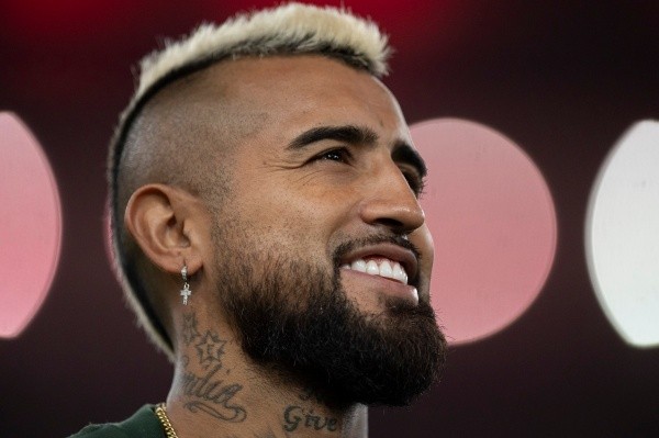 Arturo Vidal fez sua estreia com a camisa do Flamengo (Foto: Jorge Rodrigues/AGIF)