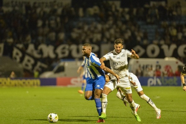 Agif/R.Pierre – Santos sofreu para o Avaí na Ressacada
