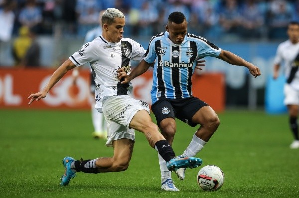 Foto: Pedro H. Tesch/AGIF – Wallisson (à esquerda) interessa a vários clubes do Brasil, entre eles o Corinthians