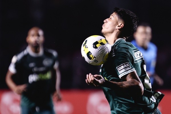 Foto: Ettore Chiereguini/AGIF – Caetano, no Goiás, é um dos zagueiros com melhores números no Campeonato Brasileiro