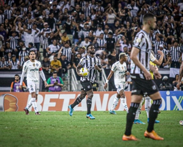 Lucas Emanuel/AGIF/ Ceará x Palmeiras em campo. 