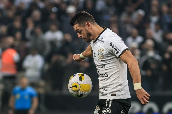 Foto: Marcello Zambrana/AGIF – Giuliano, Gil, Adson e Pitón tiveram suas saídas pedidas por alguns torcedores