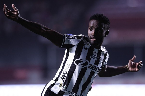 Foto: Ettore Chiereguini/AGIF – Atacante de 30 anos deve assinar por três anos com o Peixe