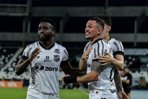 Foto: Thiago Ribeiro/AGIF – Mendoza e Vina são pedidos de Sormani para o Santos