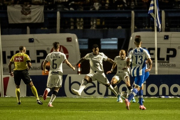 R.Pierre/AGIF/ Corinthians em campo contra o Avaí. 