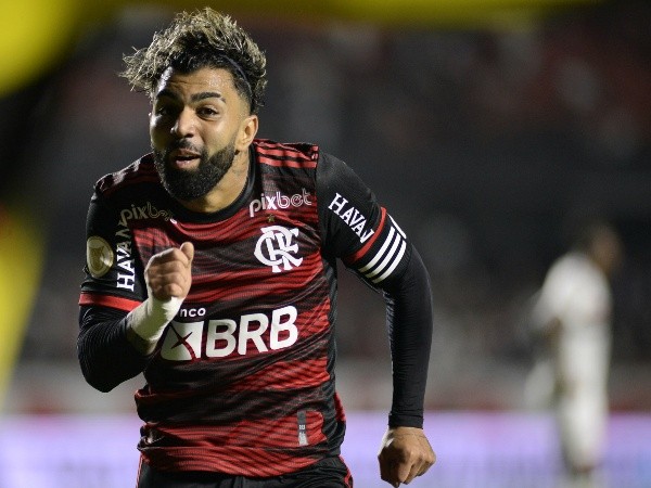 Foto: Alan Morici/AGIF – Gabigol, pendurado com dois cartões amarelos, está fora do jogo contra o Vélez no Maracanã