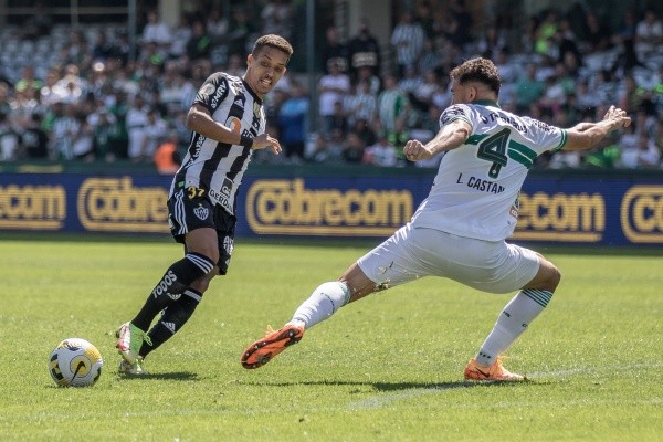 Foto: Robson Mafra/AGIF – Pedrinho se machucou de forma grave no clássico entre Atlético e América-MG