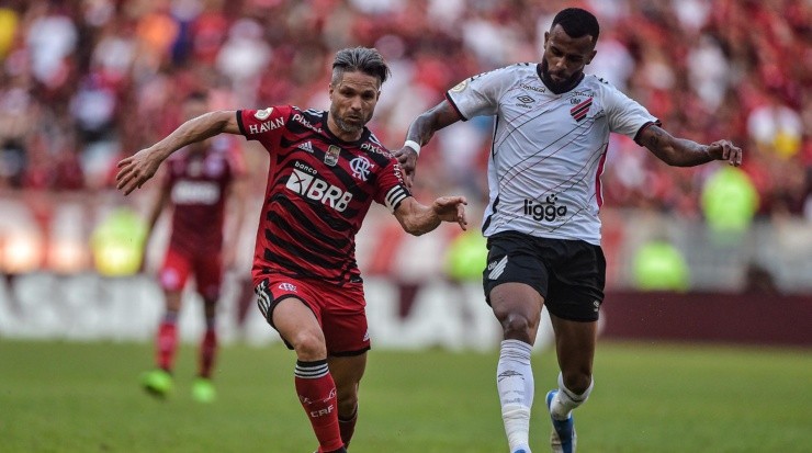 Thiago Ribeiro/AGIF - Diego em ação pelo Fla. 