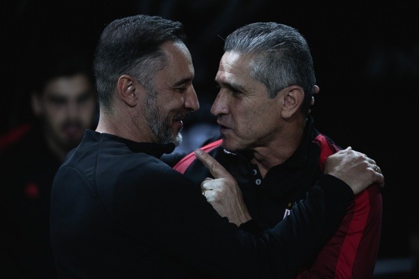 Foto:Ettore Chiereguini/AGIF | Jorginho e Vítor Pereira se cumprimentam