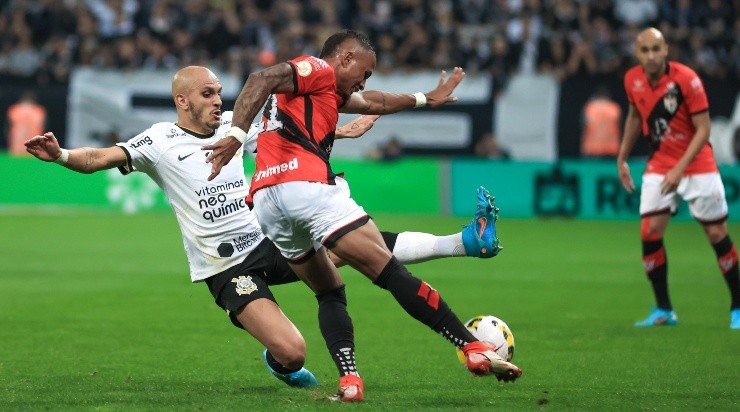 Foto: Marcello Zambrana/AGIF - Fábio Santos jogou muito bem na goleada sobre o Atlético-GO.