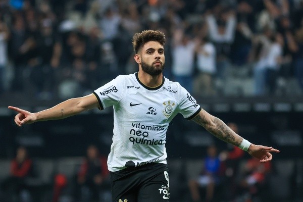 Yuri Alberto com a camisa do Corinthians (Foto: Marcello Zambrana/AGIF)