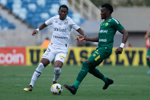Gil Gomes/AGIF/ Angulo em campo com a camisa do Santos. 