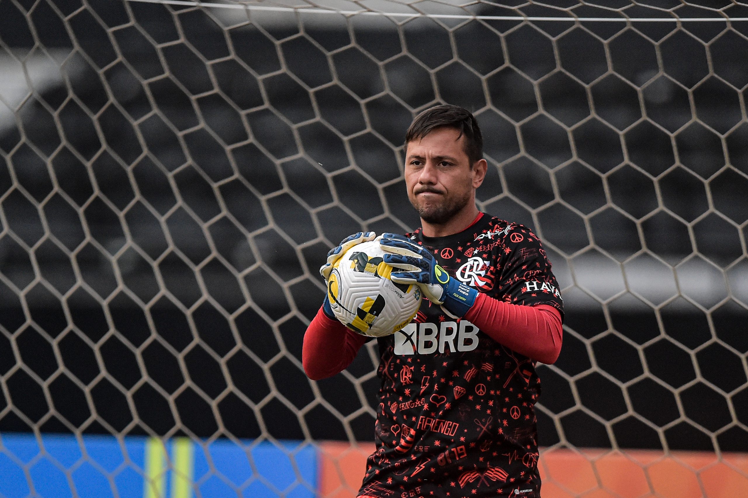 Foto: Thiago Ribeiro/AGIF – Diego Alves pode receber oportunidade no gol do Flamengo