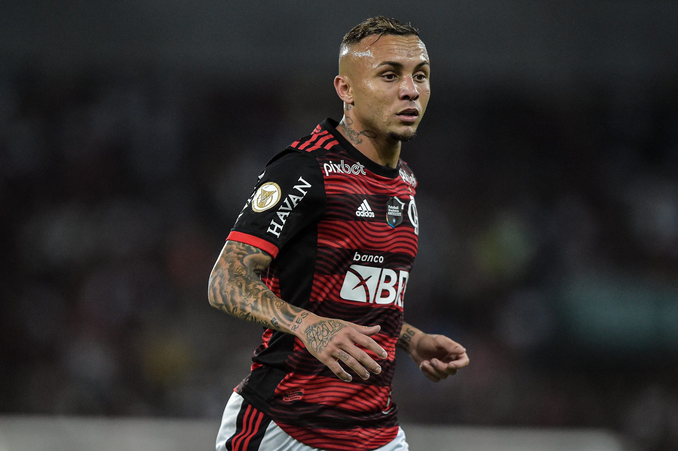 Everton Cebolinha deve receber a primeira oportunidade como titular do Mengão na Libertadores – Foto: Thiago Ribeiro/AGIF