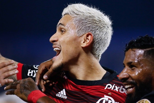 Foto: Fotobairesarg/AGIF – Pedro marcou três gols na vitória sobre o Vélez no jogo de ida das semifinais da Libertadores