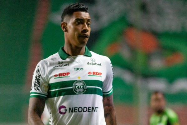 Foto: Fernando Moreno/AGIF – Alef Manga tentou “cavar” ida ao Santos em dezembro, porém Rueda vetou